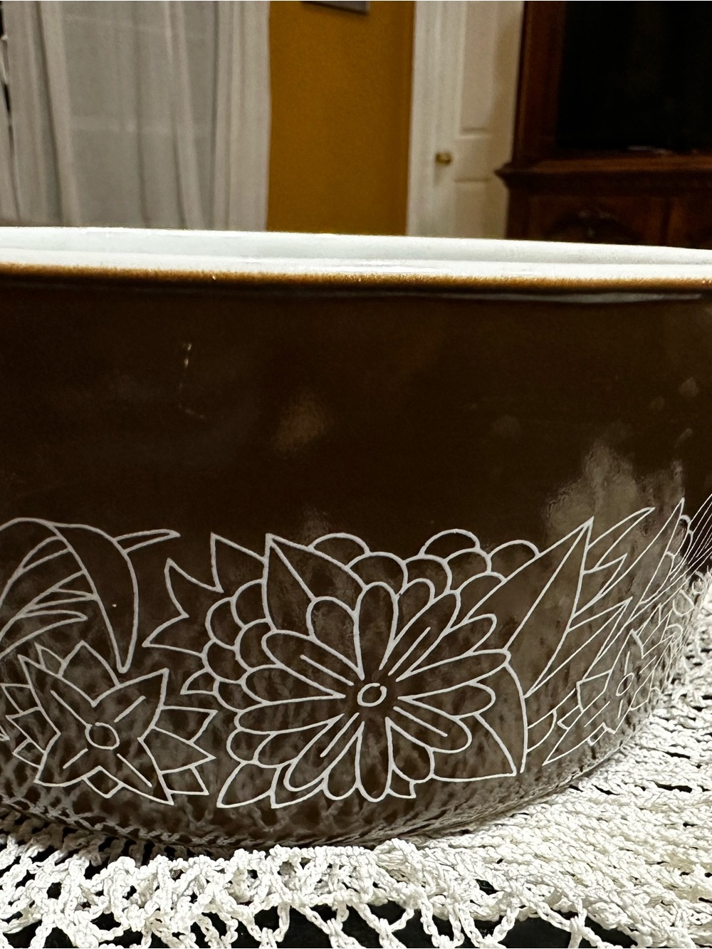 Vintage Pyrex woodland casserole dish.  Deep